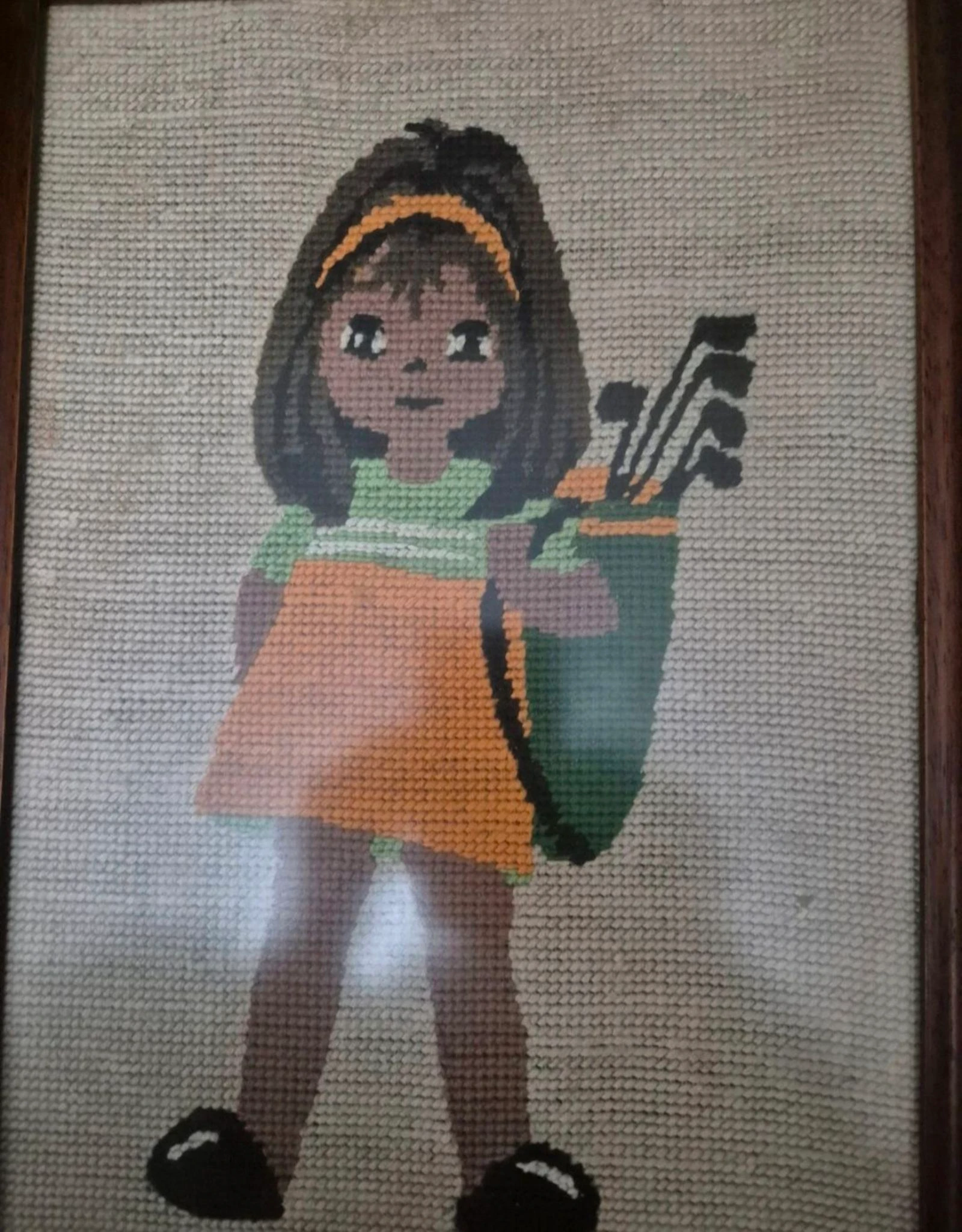 Quadro bordado à mão em ponto meio. Boneca golfista – photo 3